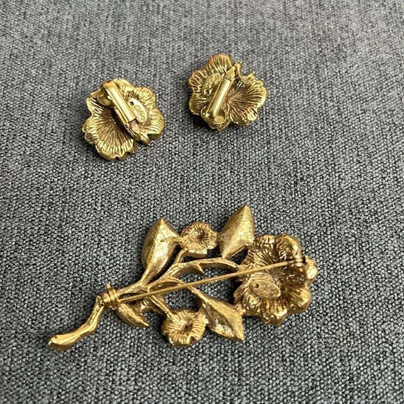 Gorgeous Set of Signed Goldette Brooch and Earrings Antique Gold - Picture 2 of 8